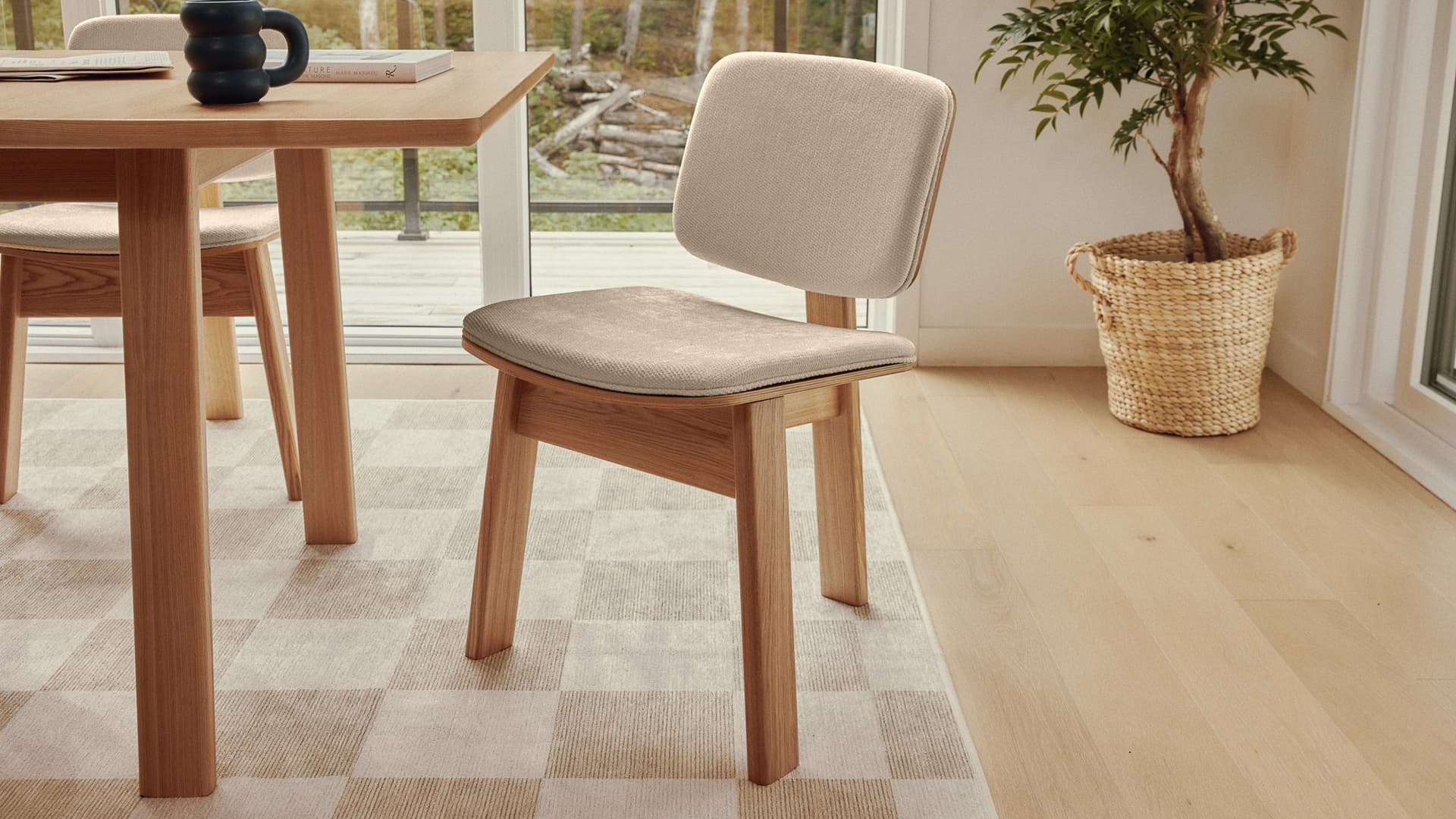 A Cozey Vela dining chair with a removable cover in Sesame